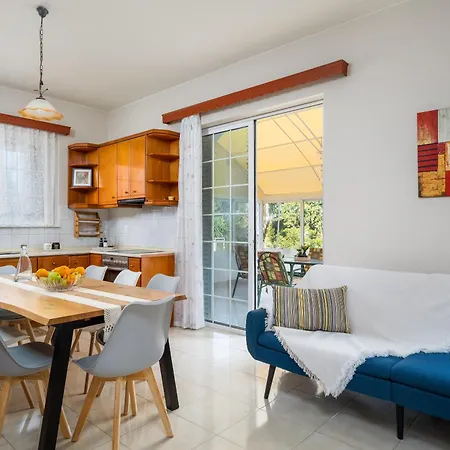 Flora House بيت للعطل